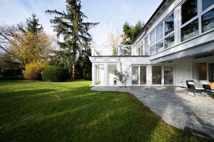 ***Stilvolles Zweifamilienhaus in Bestlage von Bad-Homburg mit parkähnlichem Grundstück Bad Homburg