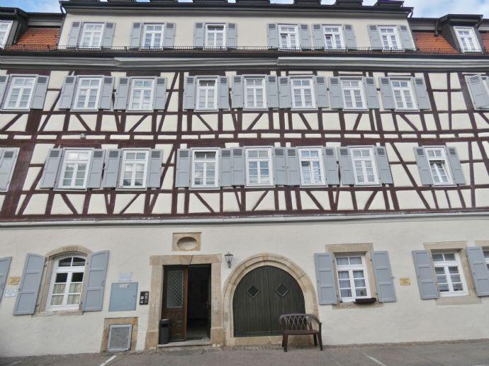 Historisches Wohnen - Freie 3,5-Zimmer-Wohnung mit PKW-Stellplatz in zentraler, ruhiger Wohnlage Bad Urach