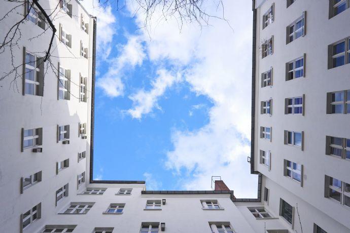 Kapitalanlage mit Balkon / 3 Zimmer Altbau Wohnung / mitten in Friedrichshain Berlin