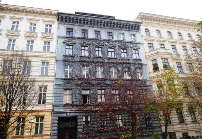 Szenebezirk Kreuzberg zwischen Landwerkanal und Urbanstraße: 3 Zimmer Stuckaltbau vermietet Berlin