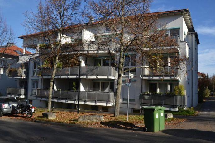 Beständige Wertanlage: Makellose 2-Raumwohnung im 1. OG eines gepflegten Mehrfamiliehauses, Baujahr 1997, mit West-Balkon, moderner EBK und Tiefgarage Ludwigsburg