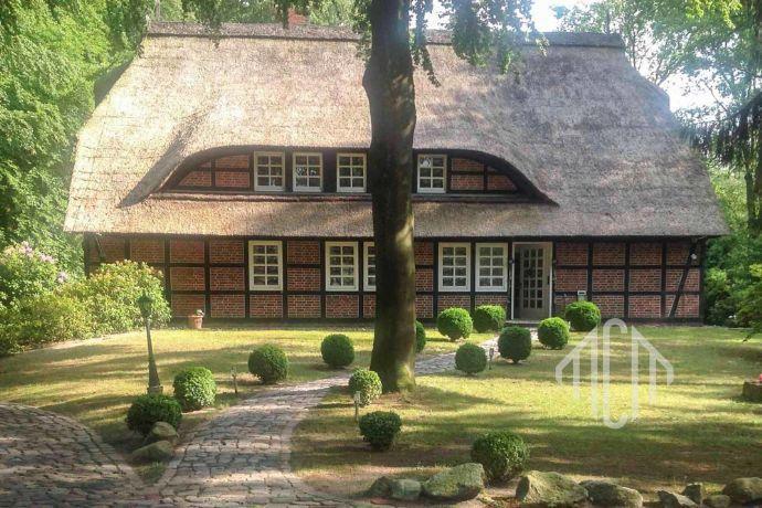 Eindrucksvolle, reetgedeckte Landhausvilla im historischen Gewand auf 3.200 m² großem Anwesen Kreisfreie Stadt Darmstadt