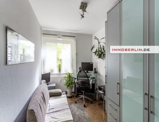 IMMOBERLIN.DE - Sehr angenehme Wohnung mit ruhiger Westloggia beim Spandauer Forst Berlin