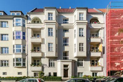 ca. 2 % Rendite - vermieteter Stuckaltbau mit Balkon und Loggia Berlin