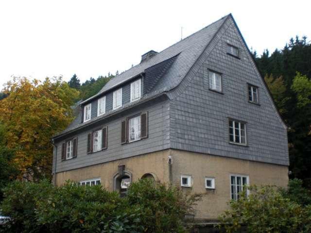 Wohn- und Geschäftshaus in Schieferoptik Altenberger Straße