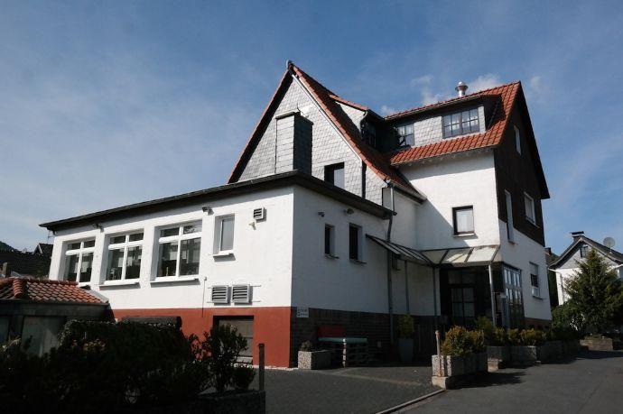 Attraktives Wohn-/ Geschäftshaus (Osteria + 3 Whg.) mit Doppelgarage und 910 Areal in Ittenbach Königswinter