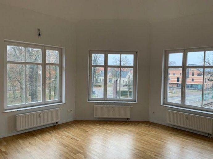 Traumhafte 2-Zimmer-Dachgeschoss-Wohnung bezugsfrei im Schöneicher Zentrum Schöneiche