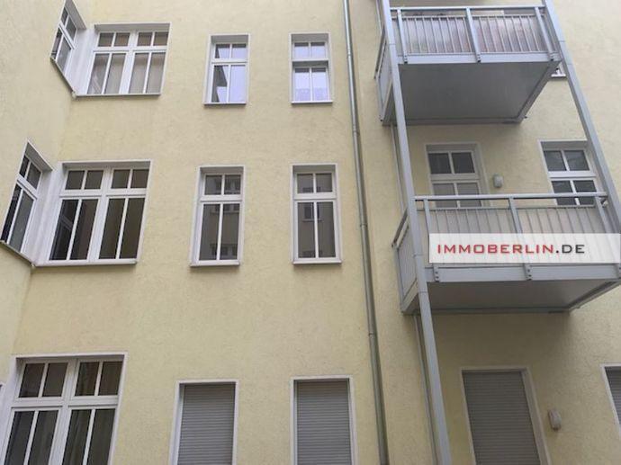 IMMOBERLIN.DE - Makellose Stuck-Altbauwohnung mit Südbalkon in ruhiger Kiezlage Berlin