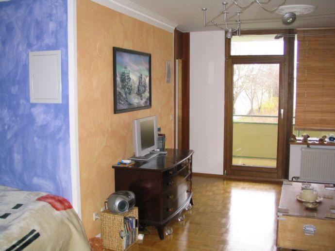 Stilvolle, geräumige und gepflegte 1-Zimmer-Wohnung mit Balkon und EBK in Moosach, München Kirchheim bei München