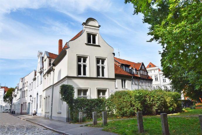 OTTO STÖBEN GmbH: Historisches Altstadthaus mit Garten, 10 Zimmer auf der Altstadtinsel Aegiedienhof Lübeck