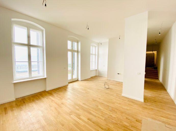 Erstbezug nach Sanierung: 2-Zi-Altbau-Whg im Erdgeschoss zum Innenhof mit Terrasse und ca. 61m² Zepernicker Straße
