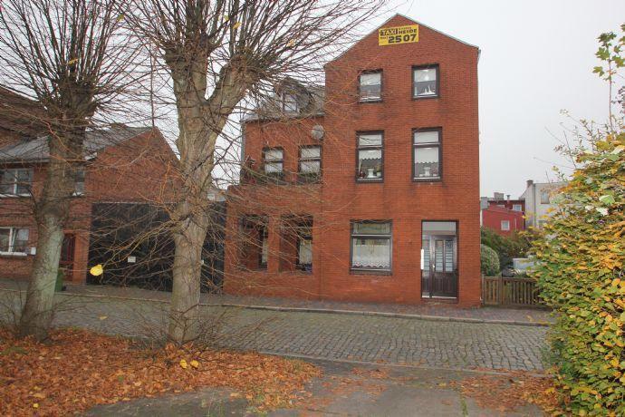 Für Kapitalanleger: Wohnhaus mit 2 Wohnungen, 5 Garagen und Nebengebäude Kreisfreie Stadt Darmstadt