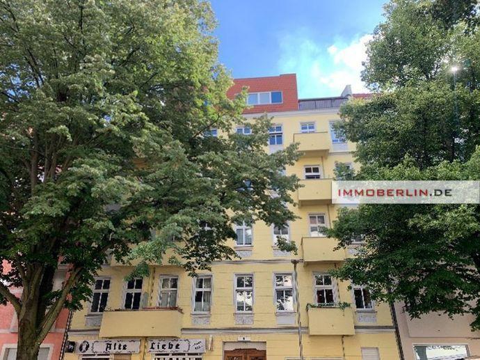 IMMOBERLIN.DE - Hübsche bezugsfreie Stuck-Altbauwohnung mit Balkon in saniertem Zustand Berlin