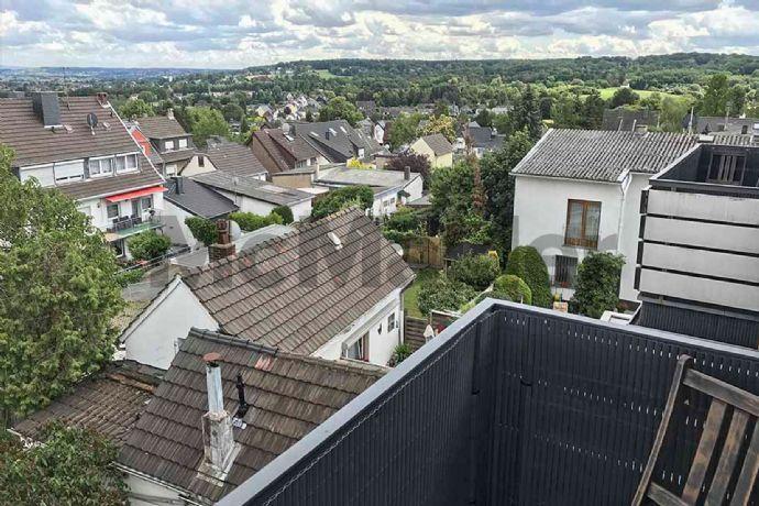 Traumhafte Aussichten: Topgepflegte 3-Zimmer-Dachgeschosswohnung mit 2 Balkonen, EBK und Garage Brühl