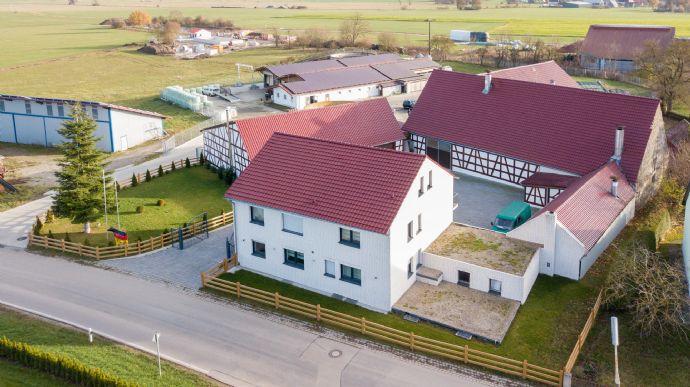 Bauernhaus: Stattlicher, komplett neu renovierter Gutshof mit ca. 17 ha Land (Vierseithof mit 3-Familien-Wohnhaus, Stallungen, Scheune) Bergen auf Rügen
