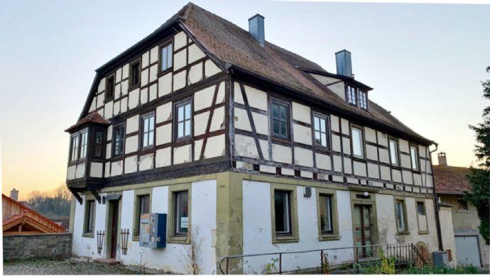 Renovierungsbedürftiges Wohnhaus mit Gasträumen im Erdgeschoss in Ippesheim Bergen auf Rügen