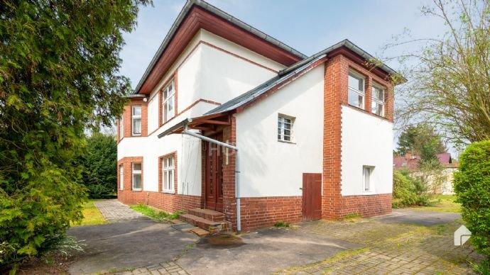 Im Sommer im neuen Zuhause: Einfamilienhaus auf zwei Wohnebenen im idyllischen Karolinenhof Berlin
