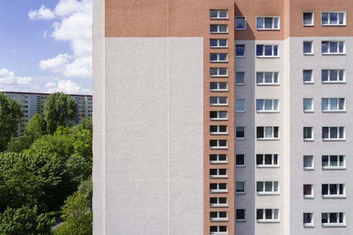 Wohnimmobilie als Altersvorsorge: Vermietete Wohnung mit Balkon Berlin