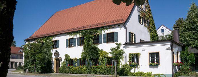 Historisches Gebäude - Wohnhaus mit Gaststättenbereich (Umnutzung in Wohnen , Praxis, Büro, Apotheke, Atelier, Werkstatt o. ä. möglich) Sankt Georgen