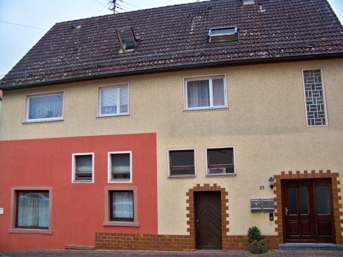 Interessantes Zweifamilienhaus mit kleiner Gewerbeeinheit für Kapitalanleger in Hasloch Bergen auf Rügen