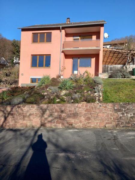 Attraktives Einfamilienhaus mit gepflegtem Garten und Garage in ruhiger Lage von Gemünden am Main Gemünden am Main