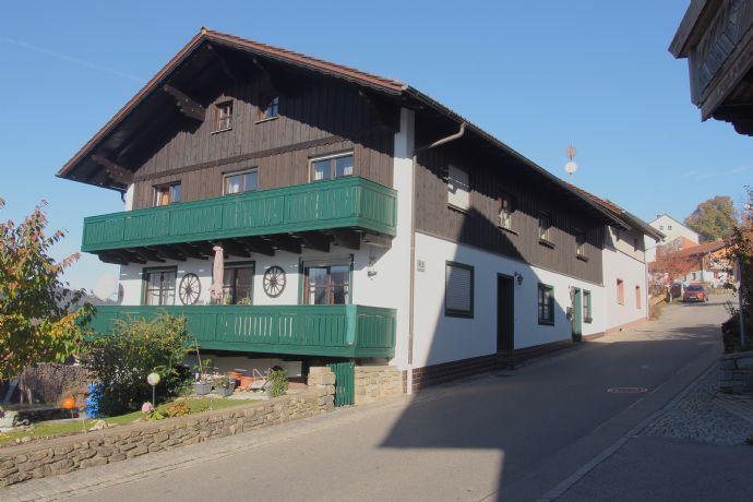 Mehrfamilienhaus mit 3 Wohnung, Garagen und kleinen Garten, Bayerischer Wald Bergen auf Rügen