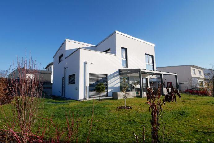 So gut wie NEU! Ein- bis Zweifamilienhaus der modernen Bauart & Top-Wärmeschutz Georgensgmünd