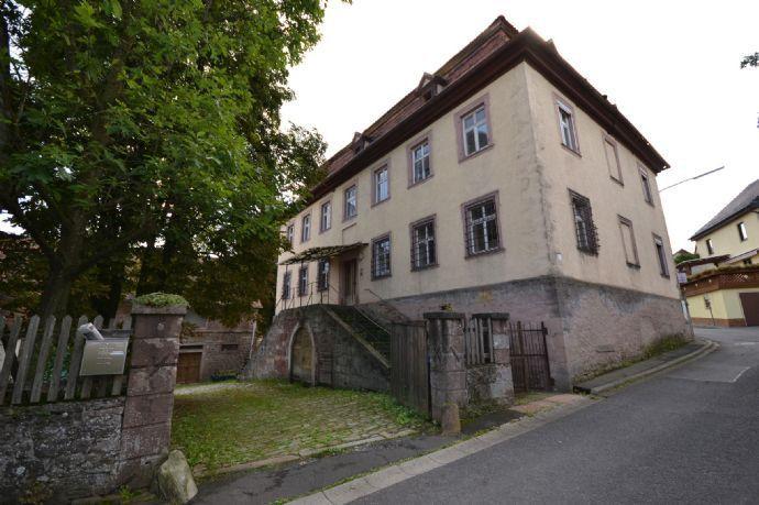 Historisches Schloss mit teilsaniertem Nebengebäude in der Rhön Bergen auf Rügen