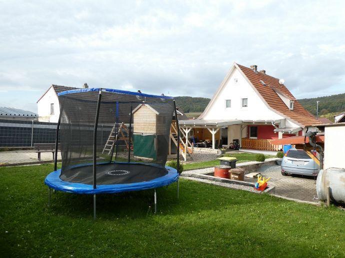 Attraktives Einfamilienhaus mit schönem Süd-West Garten und zwei Garagen in ruhiger Lage ! Bergen auf Rügen