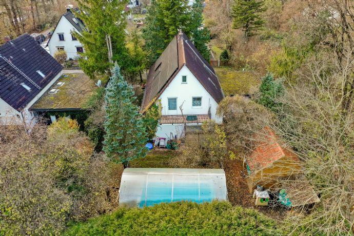 Idyllisches Einfamilienhaus auf 701 m² großem Grundstück mit Garage, Pool und mit blick ins Grüne Kirchheim bei München