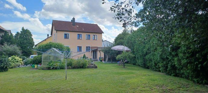 Lust auf Garten und ein frisch renoviertes Zweifamilienhaus in Schwandorf, Dachelhofen? Schwandorf
