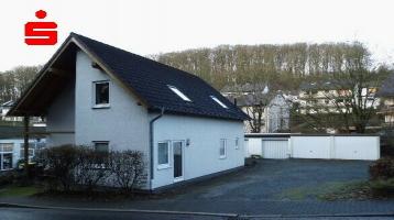 Gemütliches Einfamilienhaus mit 4 Garagen und Doppel-Carport in Werdohl-Pungelscheid