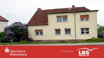 Zweifamilienhaus geeignet für 2 Generationen unter einem Dach aber auch für die große Familie.Dieses Zweifamilienhaus wurde 1954 in Apollensdorf gebaut. Es ist unterkellert. Im Keller ist...