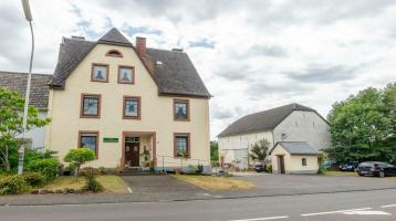 Ein landwirtschaftliches Wohn-Gäste-Ein-Mehr-Familien-Lager-Scheune-Haus-steht in Pantenburg