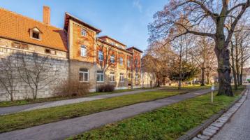 Teilvermietetes Mehrfamilienhaus mit insgesamt 6 Wohneinheiten, EBK als Kulturdenkmal in Mühlhausen
