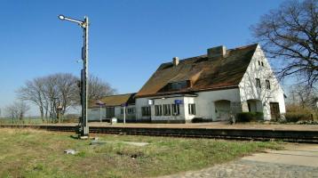 Bahnhofsgebäude in Hordorf mit Lagerhalle