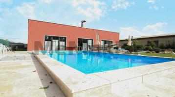 Neubau mit vielen Extras: Modernes EFH mit Pool, Sauna und Solaranlage in guter Lage