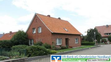 Einfamilienhaus mit Garage u. Seitengebäude in Ortskernlage.