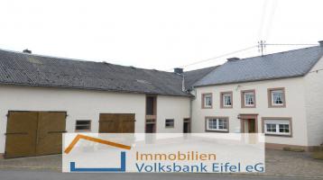 Bitburg Richtung Echternach: Gepflegtes Bauernhaus mit Nebengebäude
