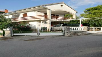 Haus in Kroatien zum Verkauf mit Meerblick und 2 Wohneinheiten
