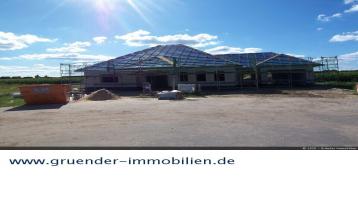 Exklusiver Neubau Winkel-Walmdachbungalow mit freiem Feldblick