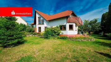 Oberursel-Oberstedten: Schmuckes freistehendes Einfamilienhaus mit traumhaften Grundstück