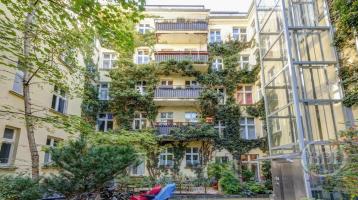 DESIRED LOCATION: BRIGHT OLD APARTMENT BUILDING WITH BALCONY AND POTENTIAL IN A QUIET LOCATION