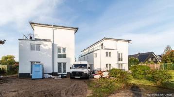 Neubau von großzügiger Wohnung im Doppelhauscharakter mit Terrasse und Dachterrasse in Kaltenkirchen