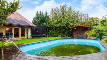 Gehobenes Einfamilienhaus mit Pool und Sauna: Großzügiges Wohnen nahe des großen Zernsees