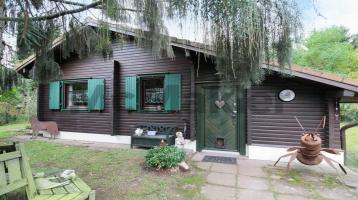 Viel Charme im Grünen: Traumhaftes Holzhaus auf großem Grundstück in idyllischer Lage bei Celle