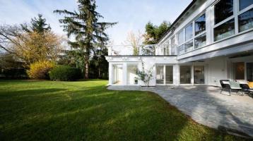 ***Stilvolles Zweifamilienhaus in Bestlage von Bad-Homburg mit parkähnlichem Grundstück