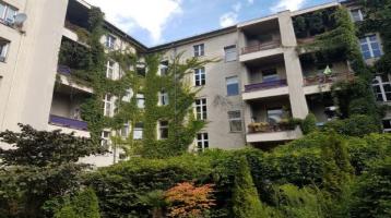 Ruhiglage in Schöneberg nahe Winterfeldtplatz: 3-Zimmer-Altbauwohnung mit Balkon zum Garten