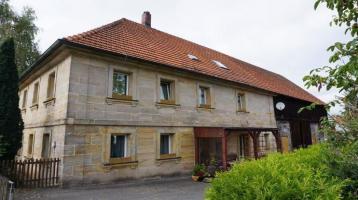 Historisches Haus sucht neuen Besitzer - Hofstelle mit Nebengebäuden und Garten in Heinersreuth/OT
