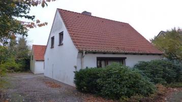 Einfamilienhaus mit Garage und Nebengebäude in Wankendorf
